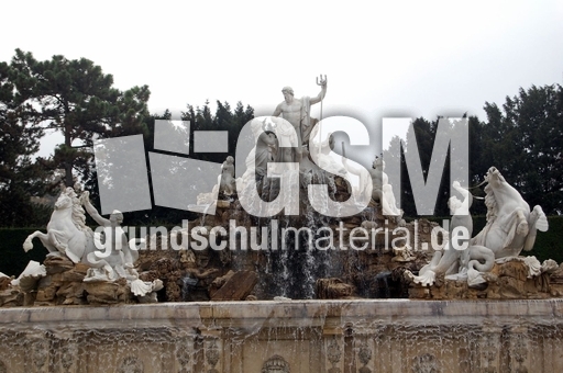 Schloss_Schönbrunn_Neptunbrunnen_02.JPG